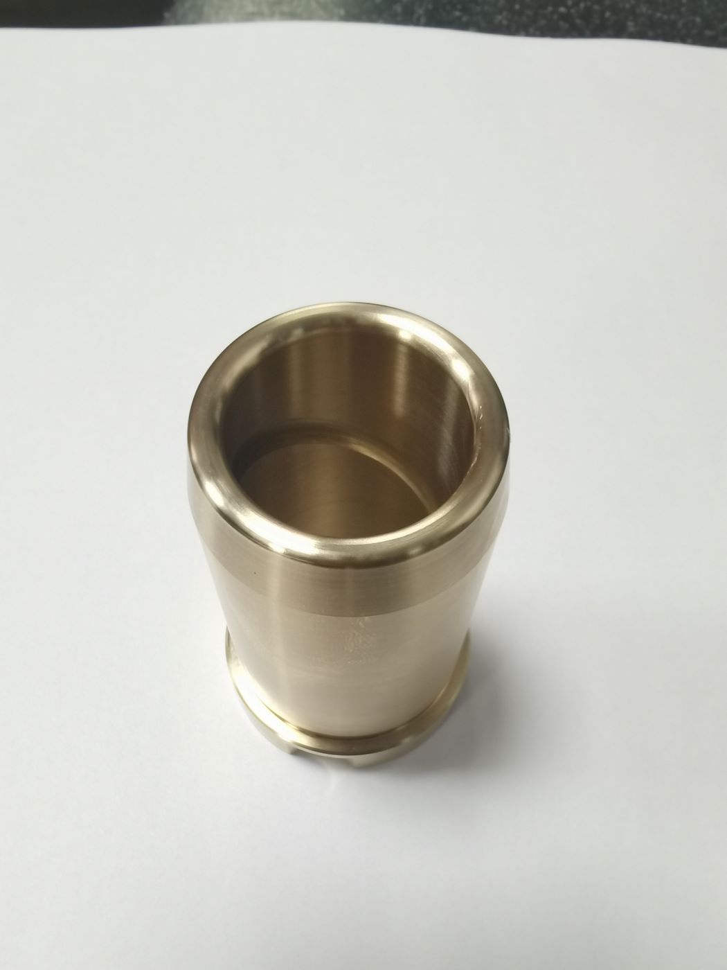 Bearing sleeve with internal oil groove